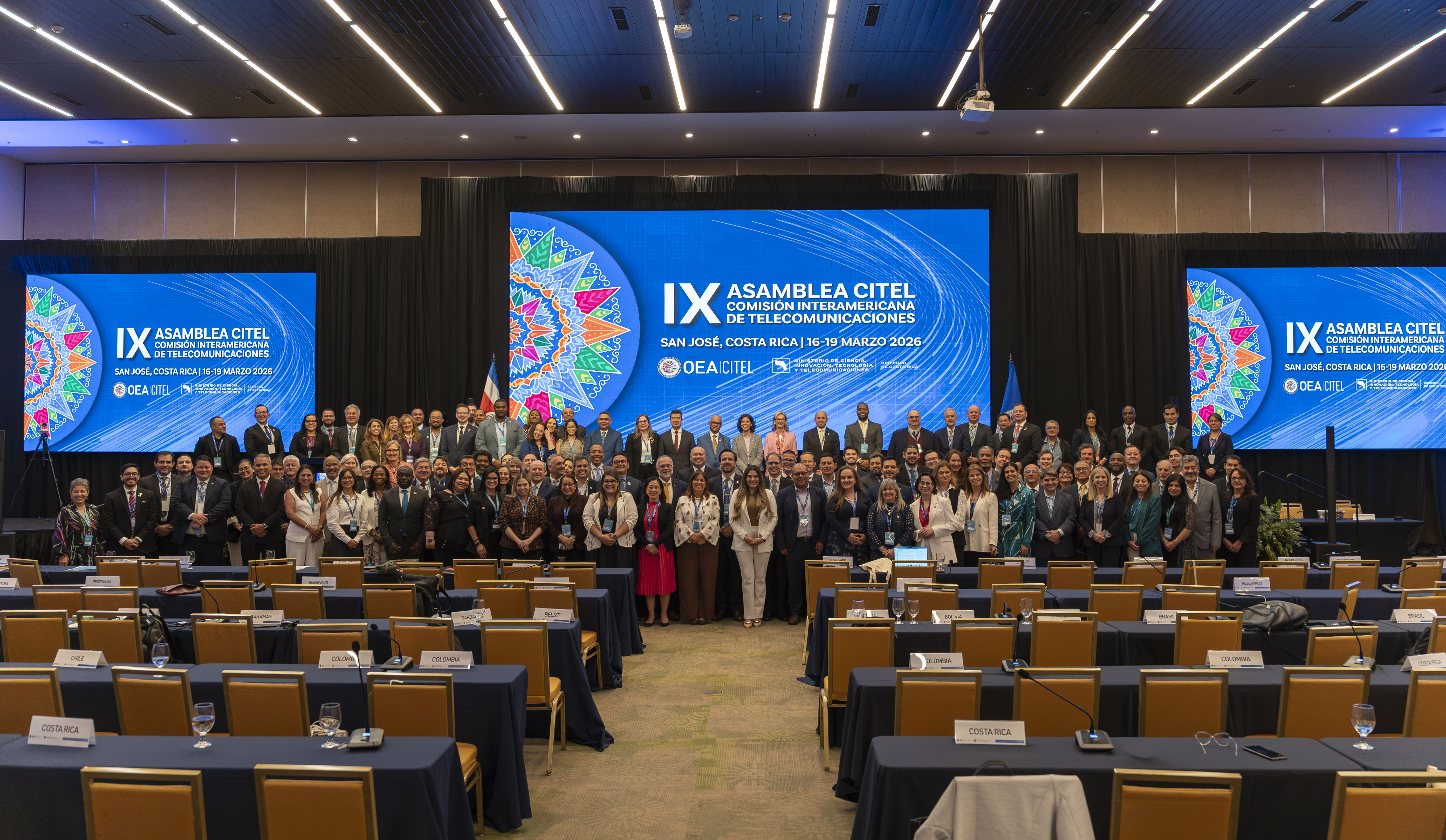 Foto grupal de los participantes de la asamblea