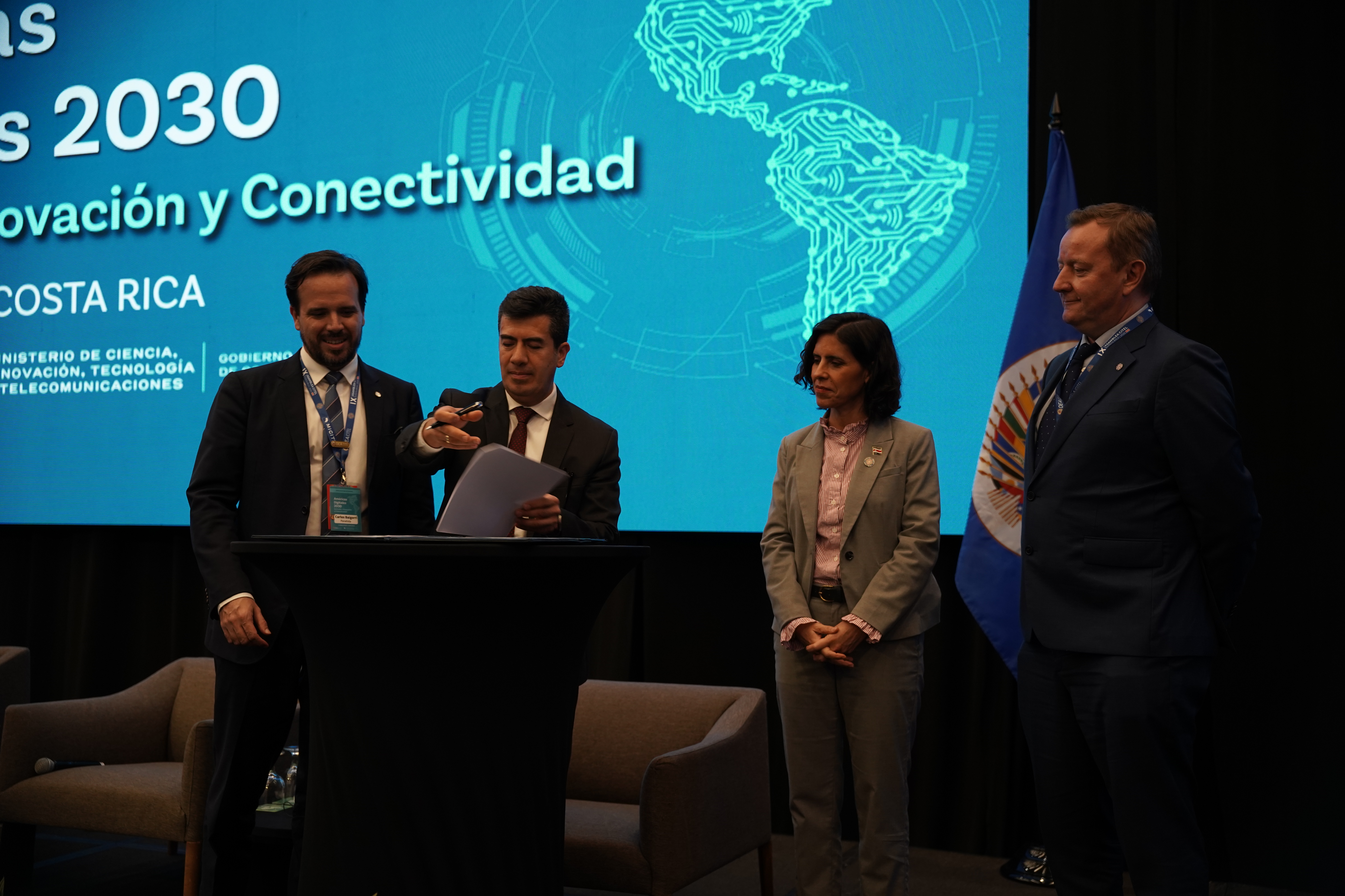 Fotografía del momento de la firma