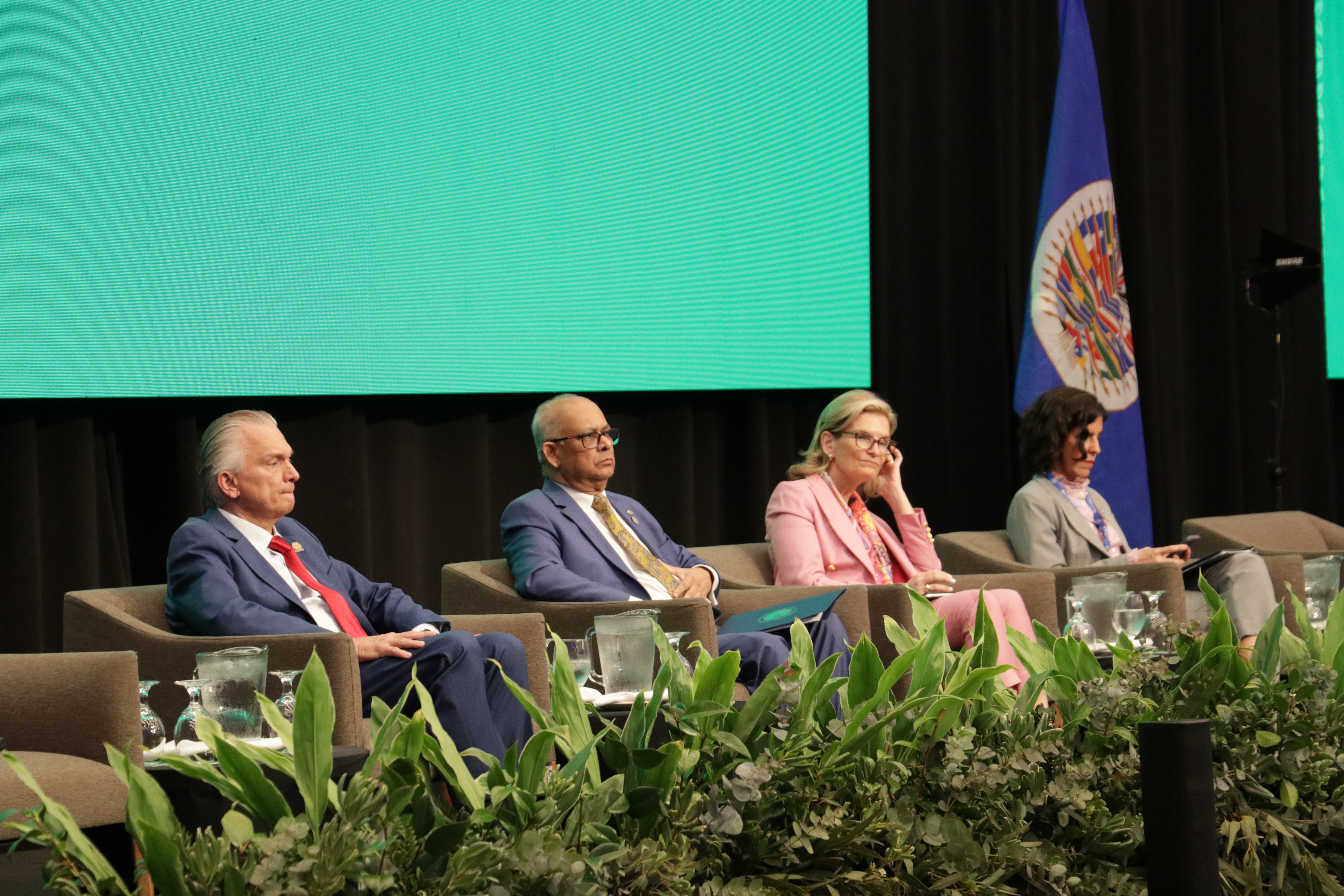 Foto de la mesa principal del evento