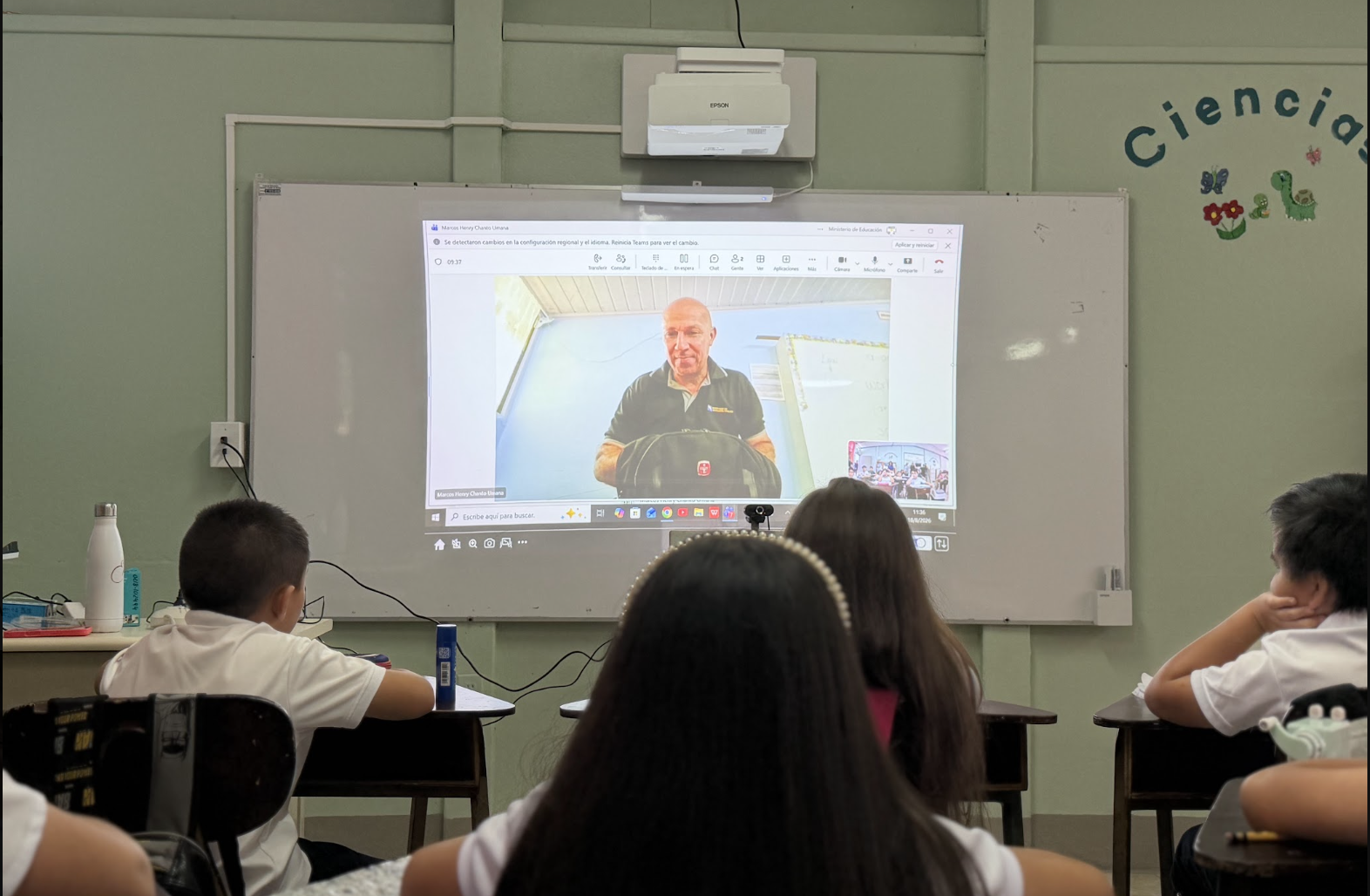 Niños recibiendo clase de inglés