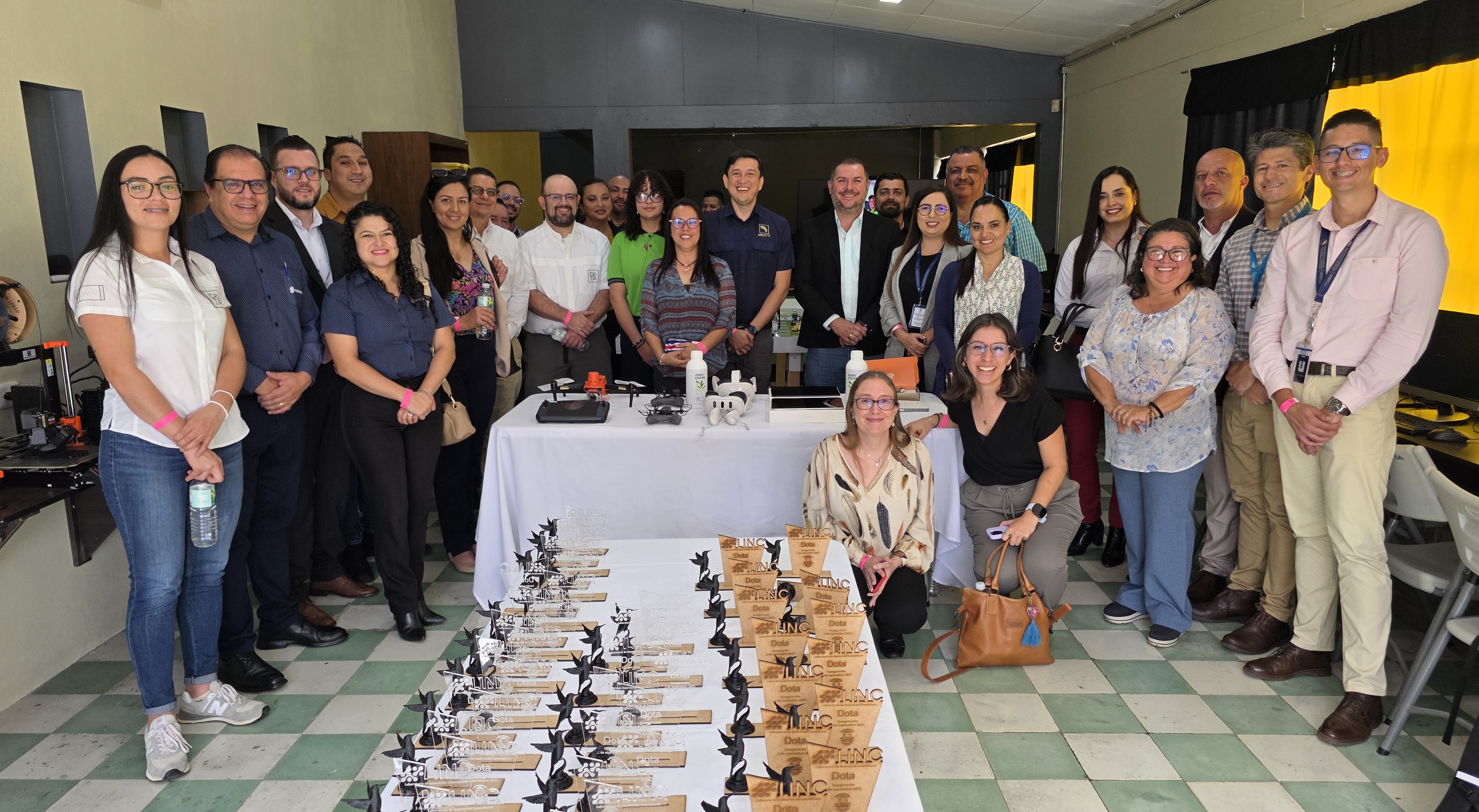 Orlando Vega Viceministro de MICITT inauguró el LINC en Dota