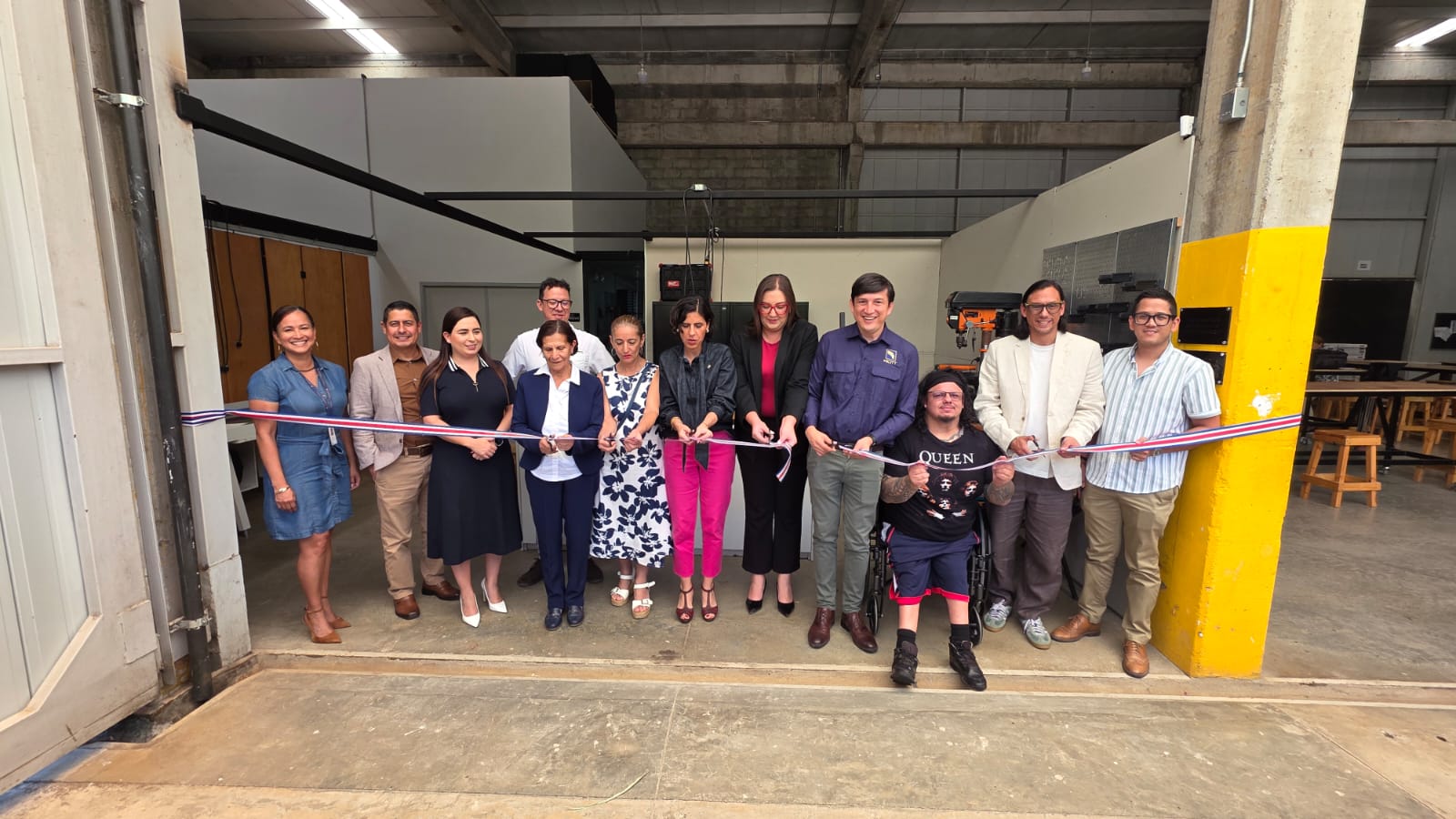 personas cortando la cinta inaugural