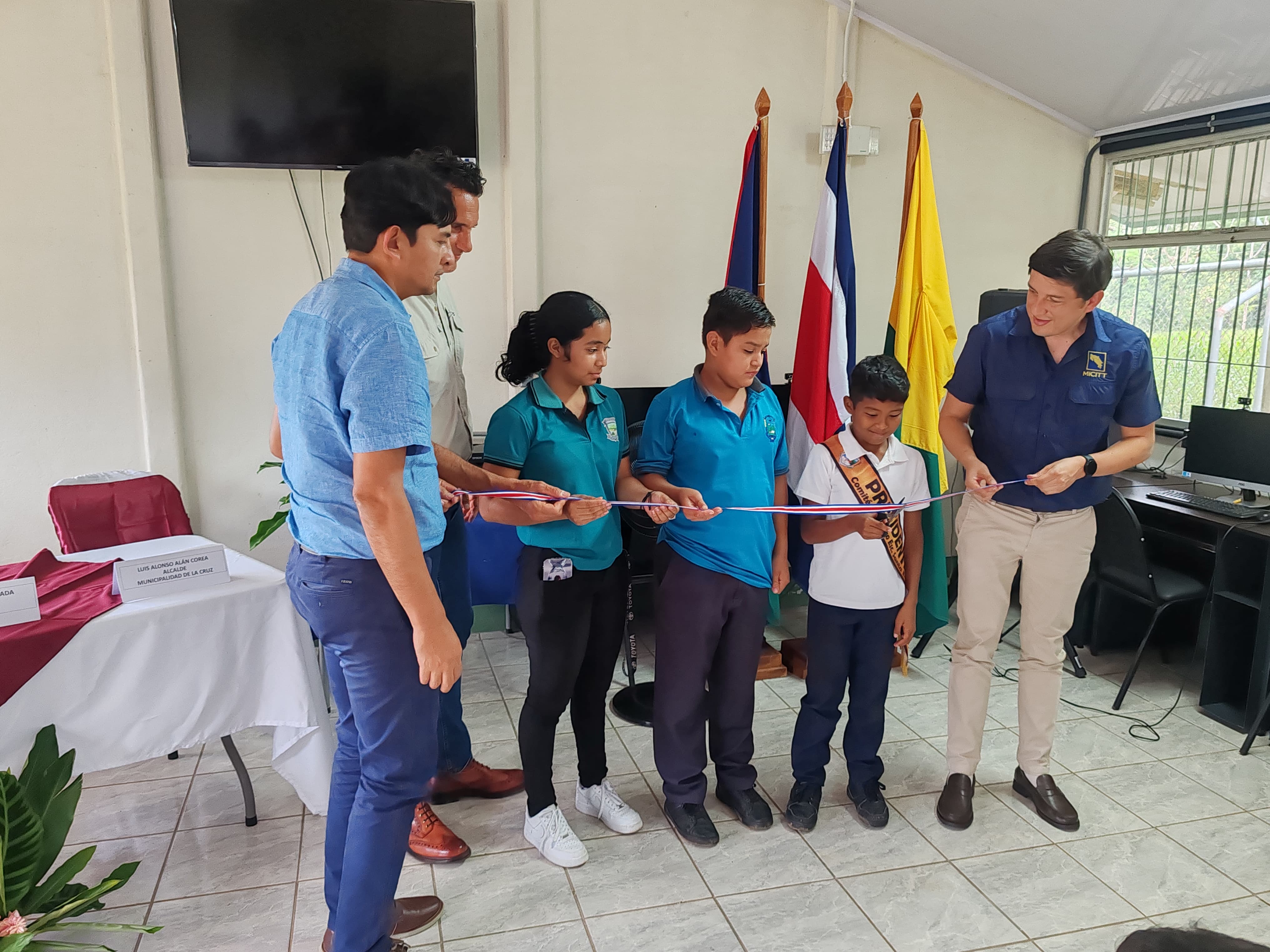 Estidiantes cortando la cinta de la inauguración