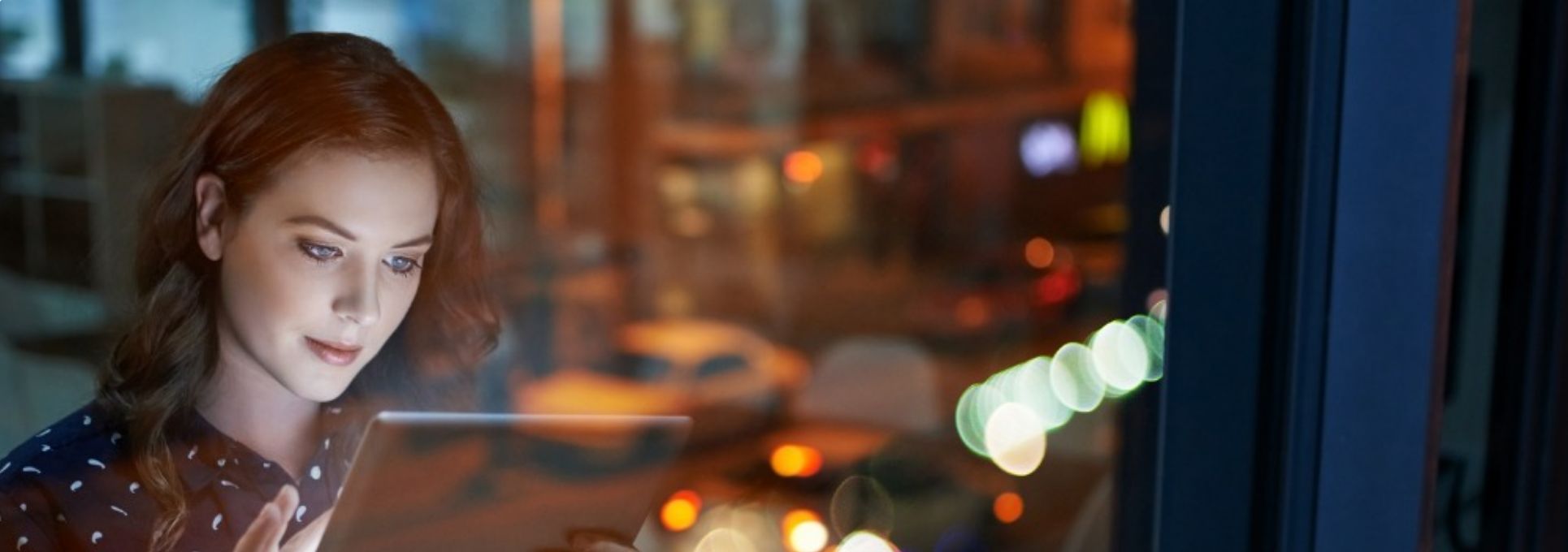 Banner de Mujer frente una computadora